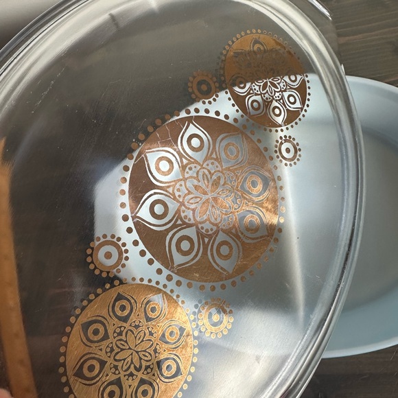 Vintage 1.5 qt Pyrex split dish 
Royal / Holiday promo piece  1961 - Picture 10 of 16